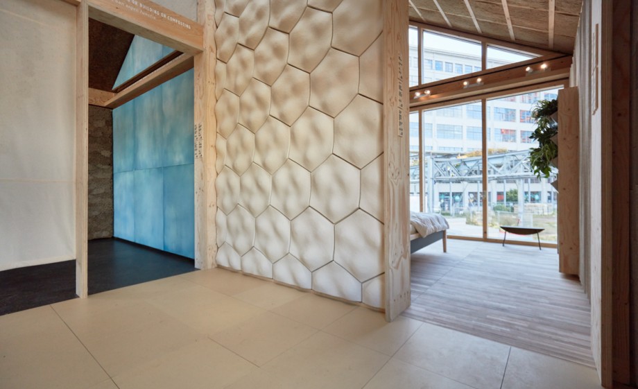 Geluidspanelen van mycelium | The Exploded View Beyond Building, DDW21, ©About Today- Acoustic wall panels of mycelium and floor tiles made of mycelium composite by Mogu.