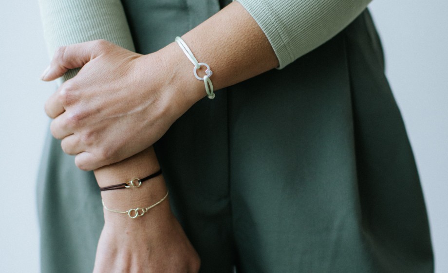 Van de edelmetalen in je oude telefoon maakt Josette mooie sieraden | beeld: NOWA