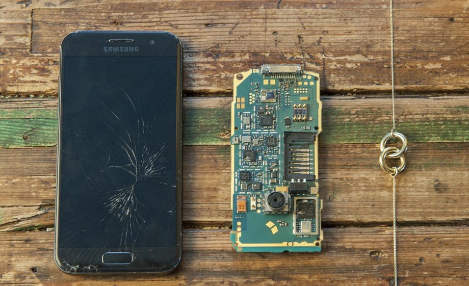 Uit je oude mobiel kunnen edelmetalen zoals goud en zilver gewonnen worden | beeld: NOWA