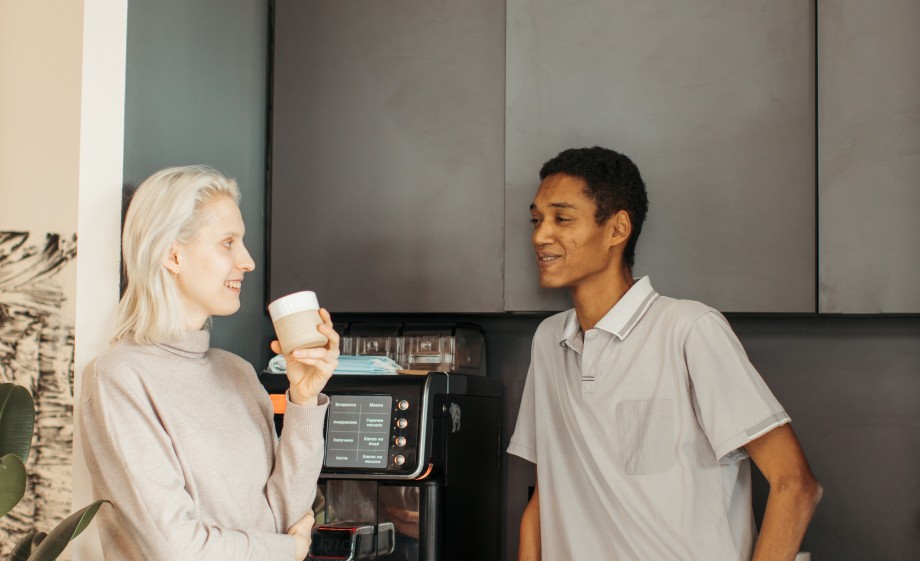 Het blijft vooralsnog in Nederland geen gemakkelijk onderwerp om te bespreken bij het koffieapparaat op kantoor | Foto: Pexels