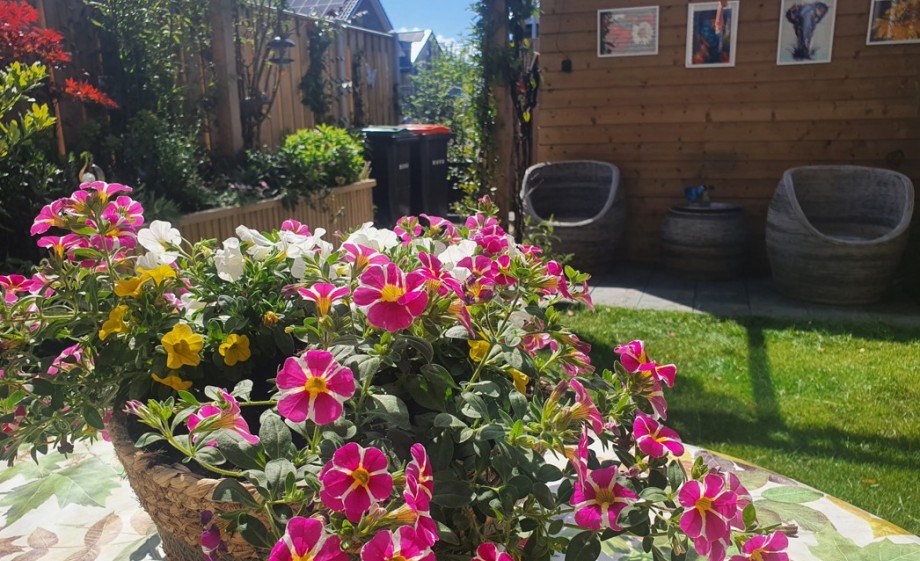 De tuin voelt als vakantie voor Jet en Janneke