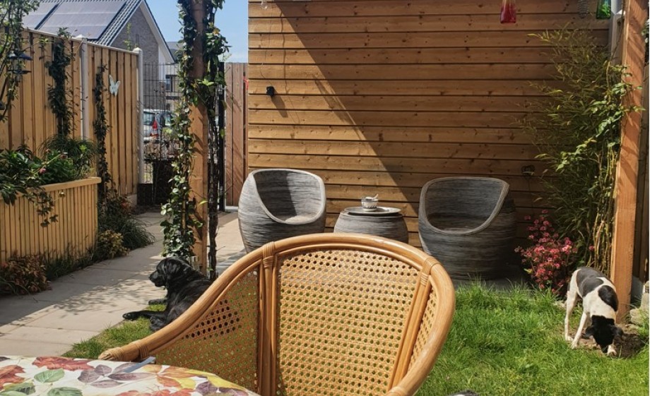 De tuin voelt als vakantie voor Jet en Janneke