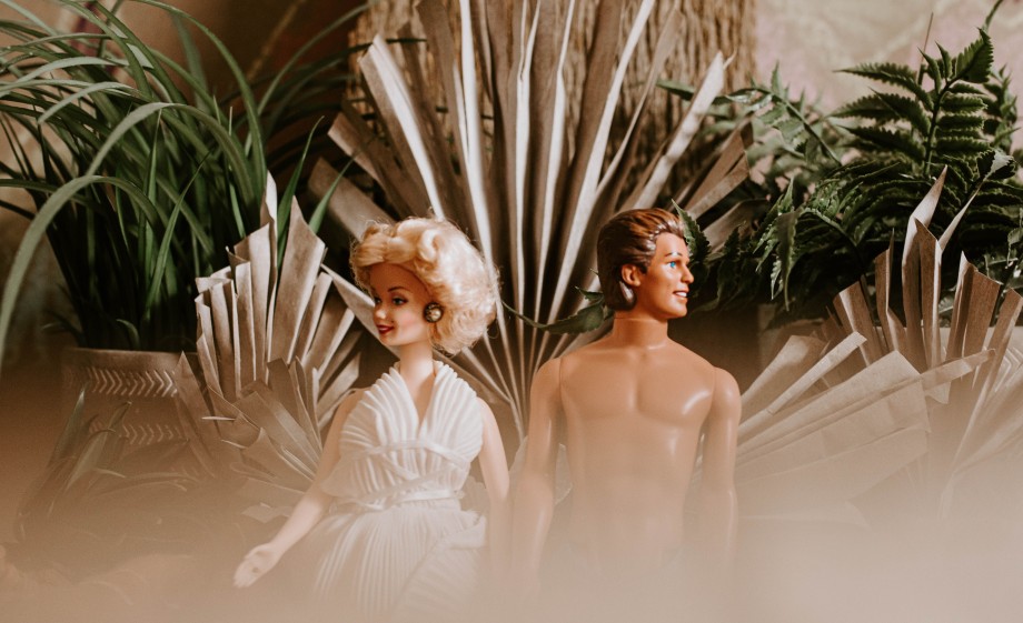 En zou jij je tanden zetten in een wortel in de vorm van ken en barbie? | Foto: Pexels