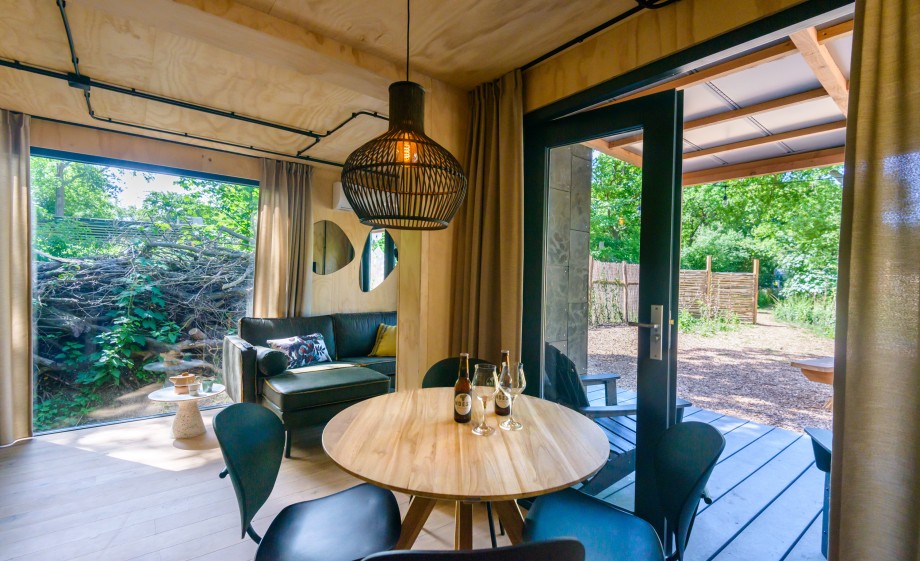 De eettafel in de woonkamer