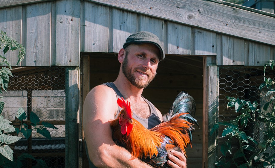 Jeff met een van zijn kippen