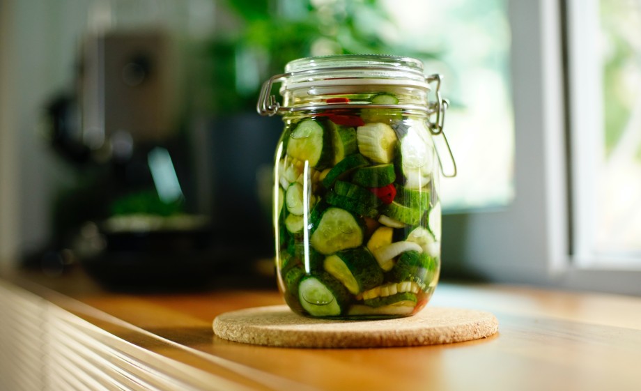 Ingemaakte komkommertjes zijn super fris bij een salade | Foto: Pexels