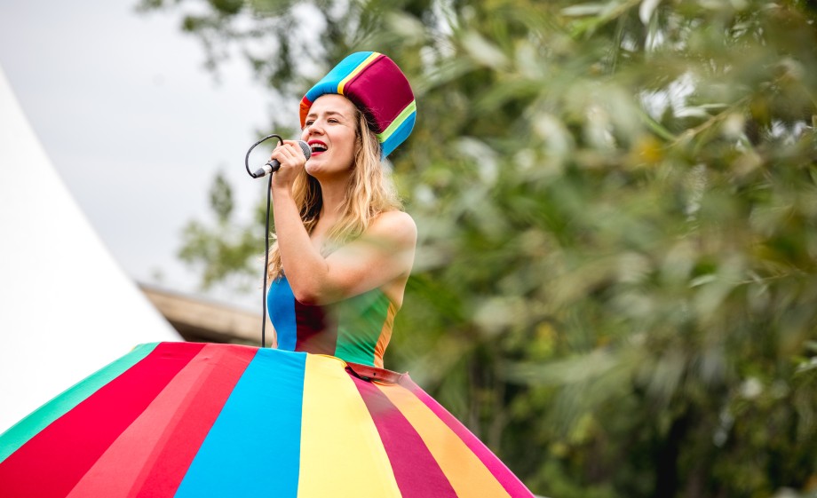 Zangeres op BinnensteBuiten Festival 2022 | Foto: Jorn Baas