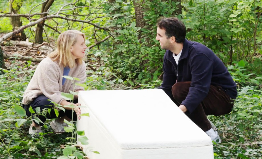 Bedenker Bob laat de kist aan Marieke zien