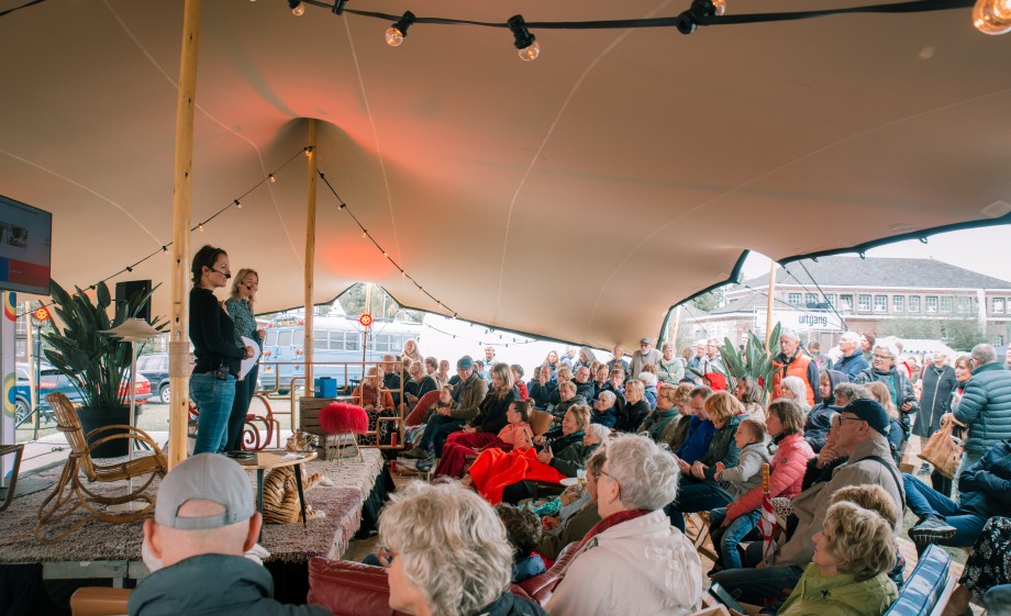 Columnisten Wyke en Asceline tijdens hun presentatie op het BinnensteBuiten Festival in Zaandam | Foto: Sheena Schouwink