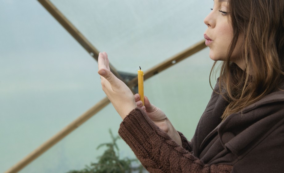 Anne Wieggers maakt kerstdecoratie van natuurlijke materialen en bloemen uit de tuin | Foto: Liesbeth Disbergen