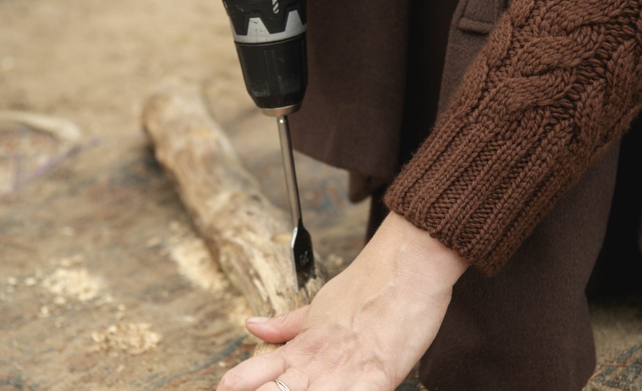 Anne Wieggers maakt kerstdecoratie van natuurlijke materialen en bloemen uit de tuin | Foto: Liesbeth Disbergen