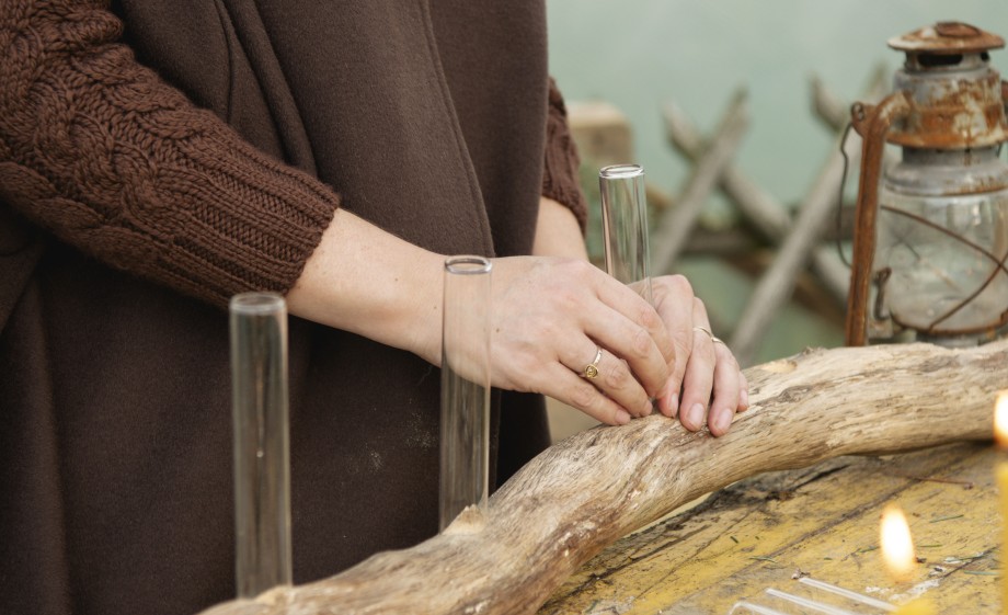 Anne Wieggers maakt kerstdecoratie van natuurlijke materialen en bloemen uit de tuin | Foto: Liesbeth Disbergen