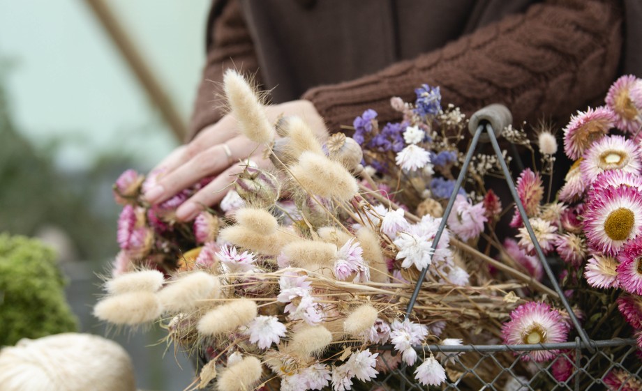 Anne Wieggers maakt kerstdecoratie van natuurlijke materialen en bloemen uit de tuin | Foto: Liesbeth Disbergen