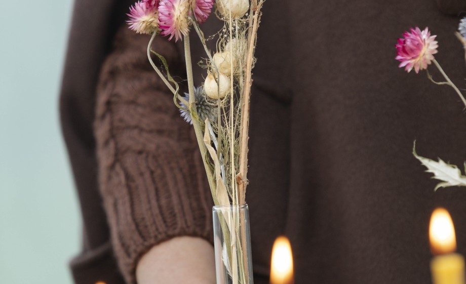 Anne Wieggers maakt kerstdecoratie van natuurlijke materialen en bloemen uit de tuin | Foto: Liesbeth Disbergen