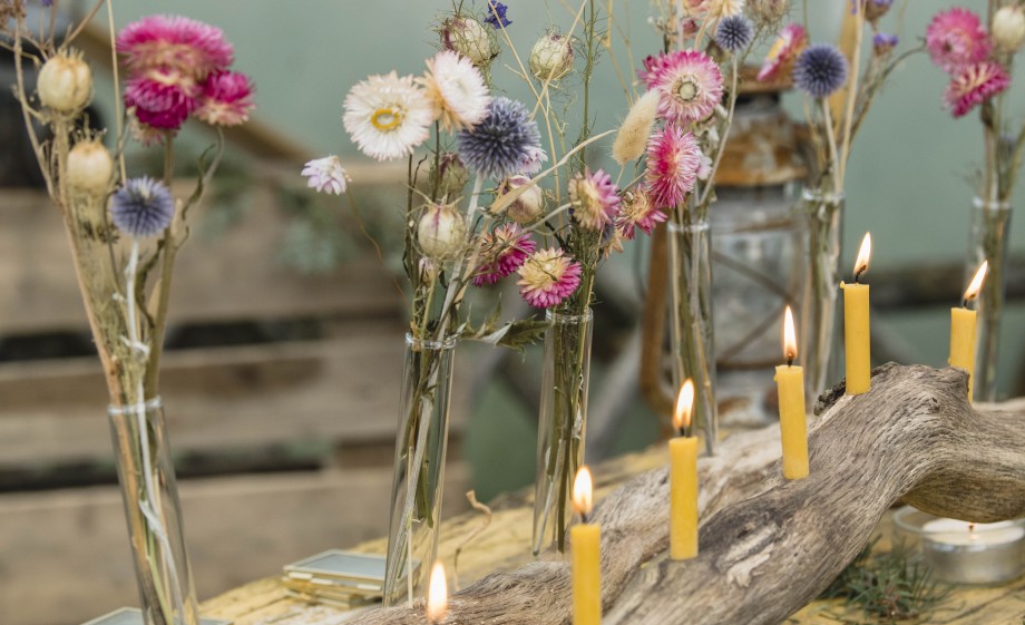 Anne Wieggers maakt kerstdecoratie van natuurlijke materialen en bloemen uit de tuin | Foto: Liesbeth Disbergen
