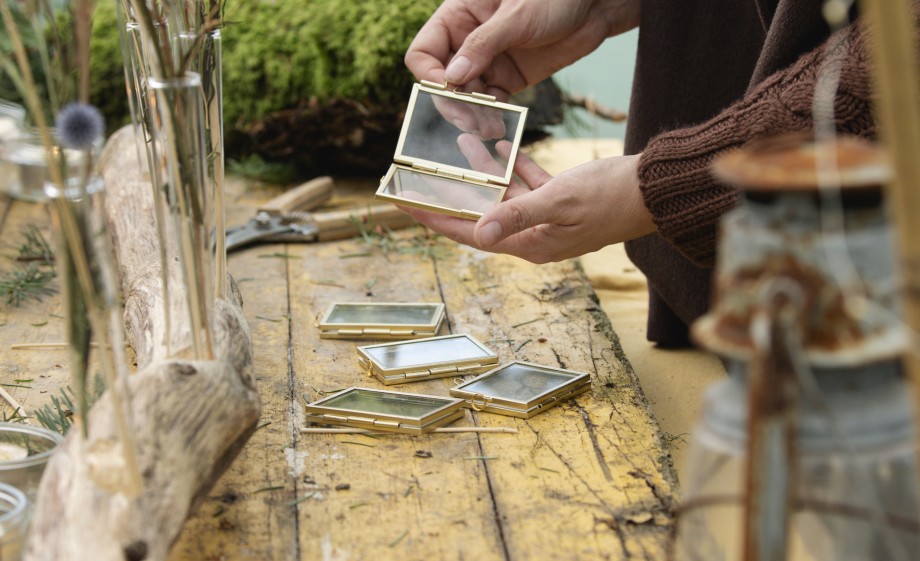 Anne Wieggers maakt kerstdecoratie van natuurlijke materialen en bloemen uit de tuin | Foto: Liesbeth Disbergen
