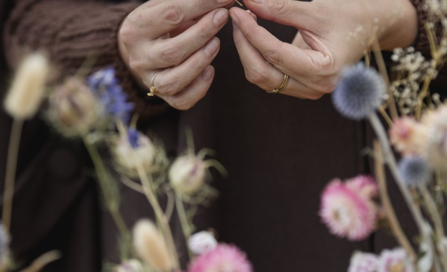 Anne Wieggers maakt kerstdecoratie van natuurlijke materialen en bloemen uit de tuin | Foto: Liesbeth Disbergen