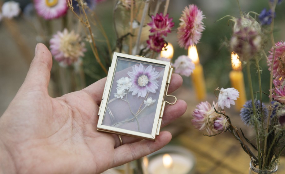 Anne Wieggers maakt kerstdecoratie van natuurlijke materialen en bloemen uit de tuin | Foto: Liesbeth Disbergen