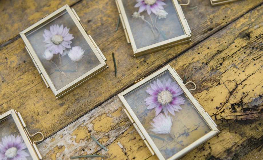 Anne Wieggers maakt kerstdecoratie van natuurlijke materialen en bloemen uit de tuin | Foto: Liesbeth Disbergen