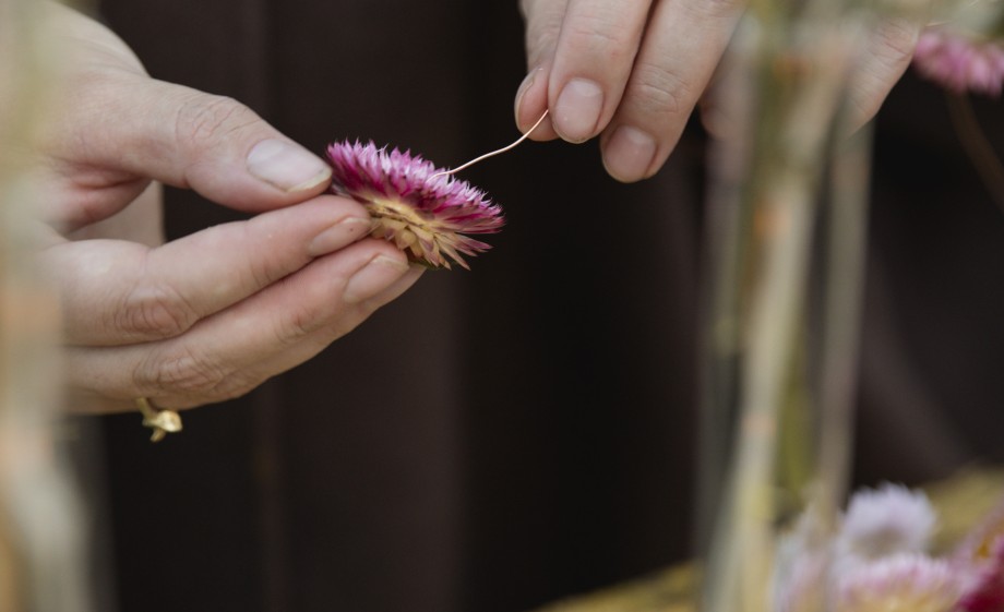 Anne Wieggers maakt kerstdecoratie van natuurlijke materialen en bloemen uit de tuin | Foto: Liesbeth Disbergen