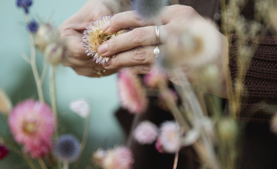 Anne Wieggers maakt kerstdecoratie van natuurlijke materialen en bloemen uit de tuin | Foto: Liesbeth Disbergen