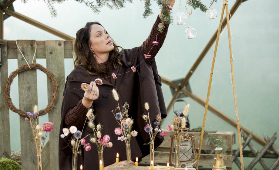 Anne Wieggers maakt kerstdecoratie van natuurlijke materialen en bloemen uit de tuin | Foto: Liesbeth Disbergen