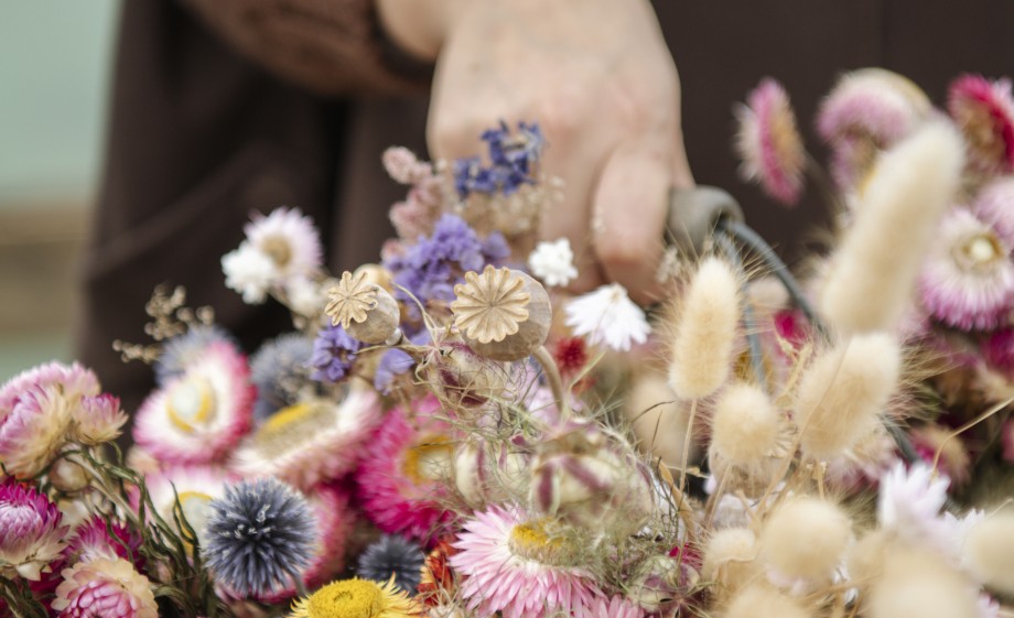 Anne Wieggers maakt kerstdecoratie van natuurlijke materialen en bloemen uit de tuin | Foto: Liesbeth Disbergen