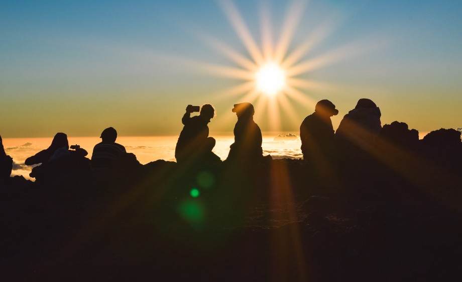 Genieten van de zonsondergang op de vakantie | Foto: Pexels