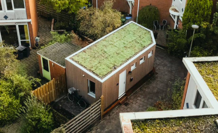 De microwoning wordt geplaatst