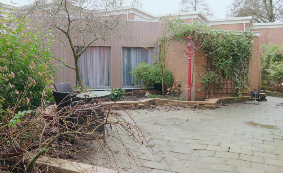 Lianne haar huis in de tuin van Tessa
