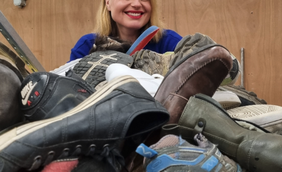 Marieke Eyskoot tussen de schoenen die gerecycled worden  