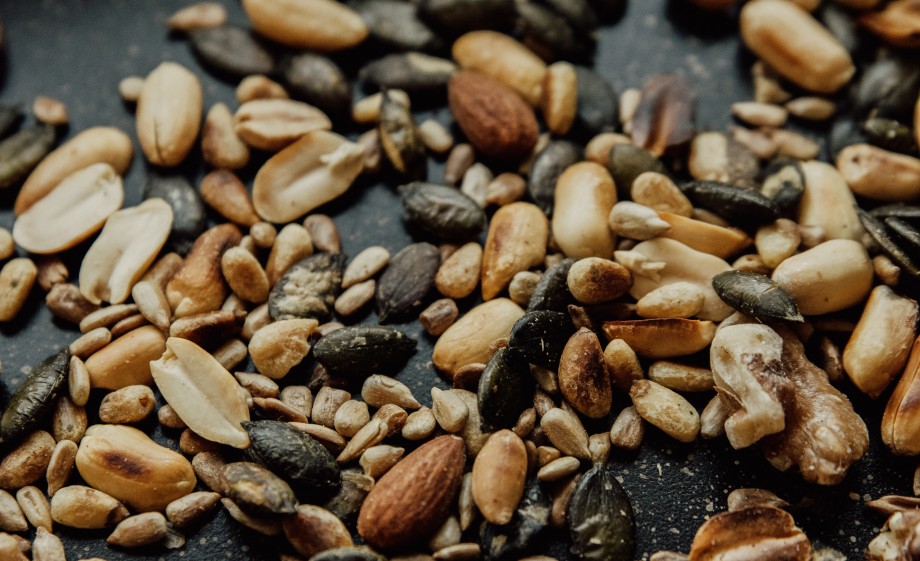 Nootjesmix lekker voor door je salade | Foto: Pexels