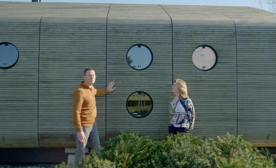 Buiten is het wikkelhuis bedekt met hout tegen regen | Still uit de uitzending