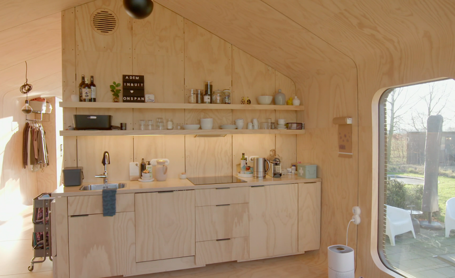 De keuken in compact, maar compleet in het wikkelhuisje | Still uit de uitzending