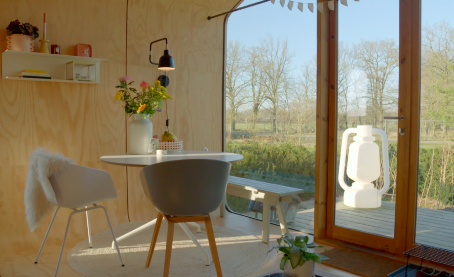 In huis staan veel rond meubels om de vormen van het wikkelhuisje te accenturen | Still uit de uitzending