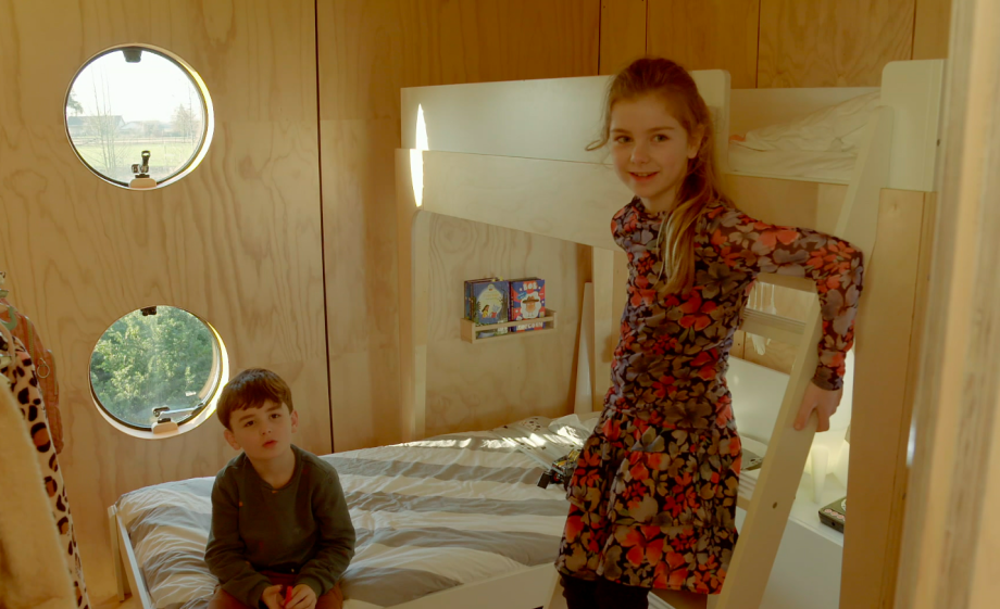 De kinderen slapen samen op een kamer | Still uit de uitzending
