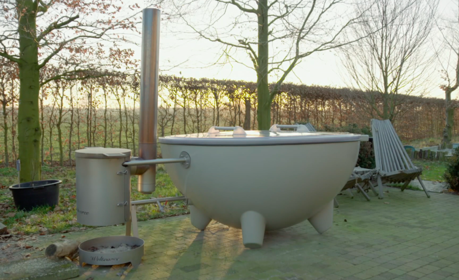 De hottub word veel gebruikt door het gezin | Still uit de uitzending