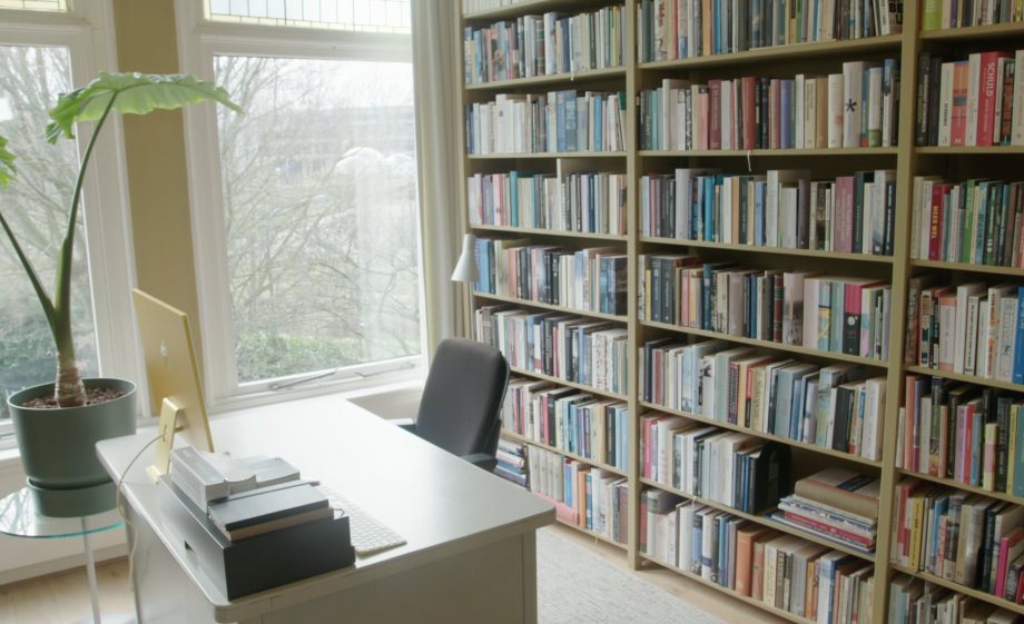 Het bureau in het midden van de ruimte met rugdekking | Still uit de uitzending