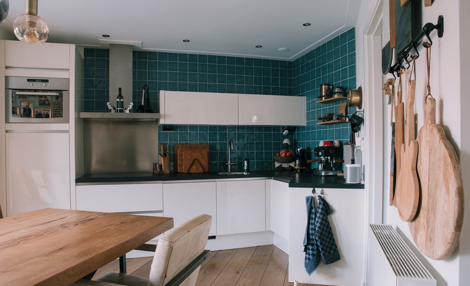 Donkerblauwe klassieke tegels in de keuken | Foto: Sheena Schouwink