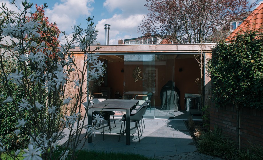 De binnenplaats transformeert naar een tuin met tuinkamer | Foto: Sheena Schouwink