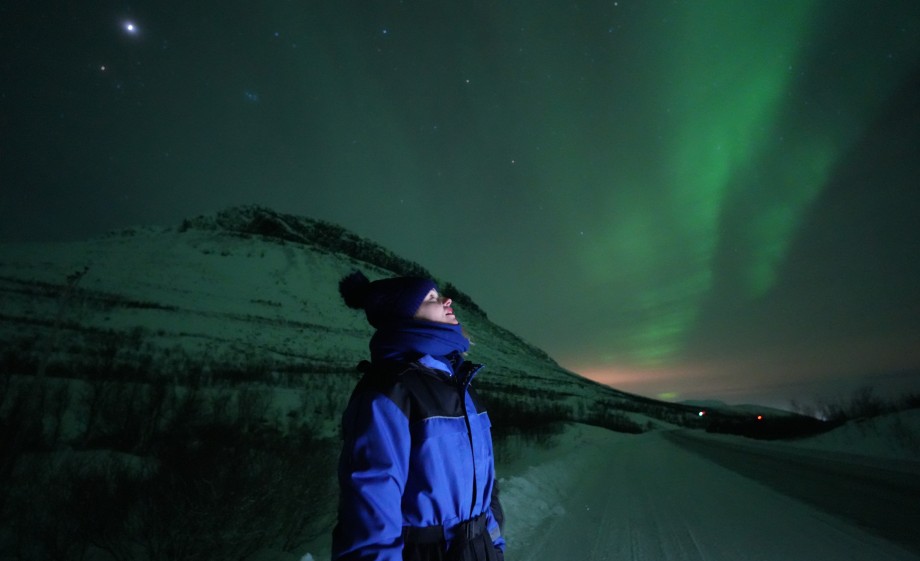 Marieke kijkt naar het Noorderlicht in Lapland in Zweden | Foto: Joey Tristan