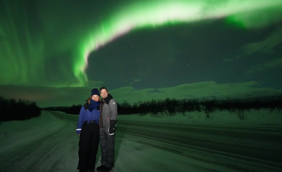 Marieke en haar man voor het Noorderlicht in Lapland in Zweden | Foto: Joey Tristan 