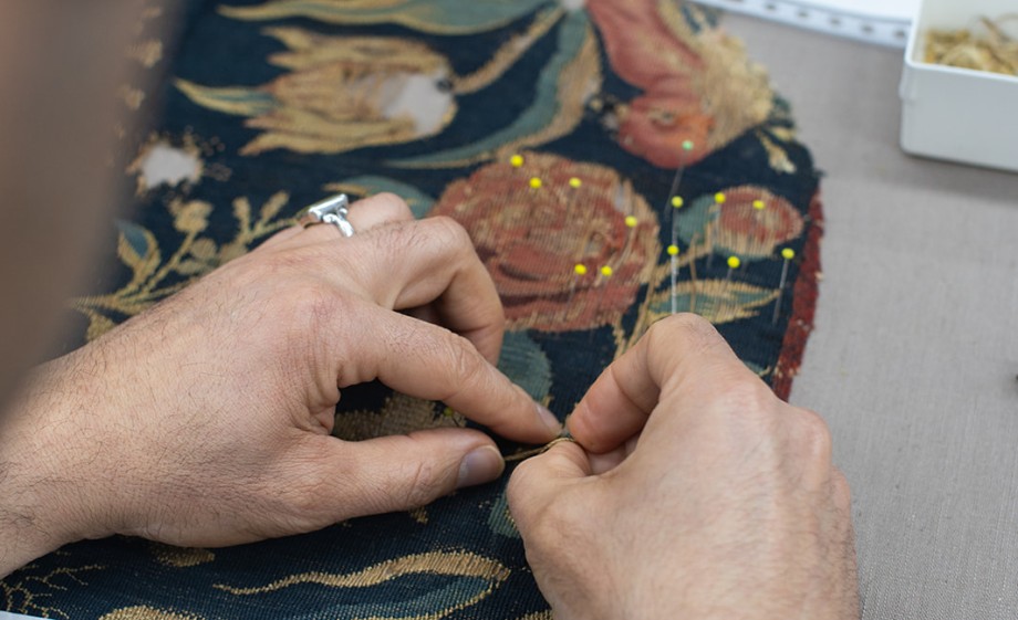 Sadegh restaureert eeuwenoude tapijten | Fotografie: Sheena Schouwink