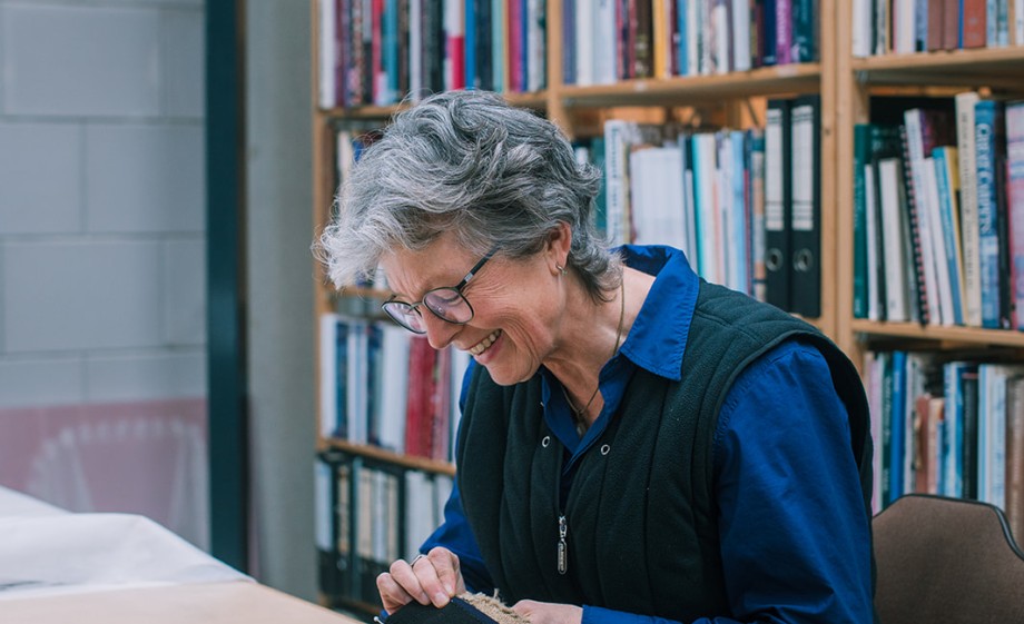 Sadegh restaureert eeuwenoude tapijten | Fotografie: Sheena Schouwink
