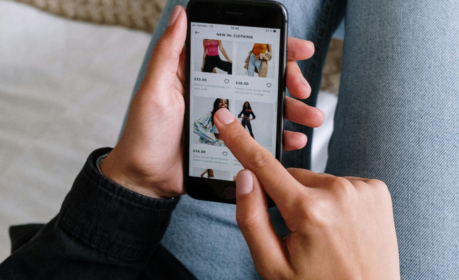 Online shoppen via tweedehands kleding websites | Pexels: Cottonbro 