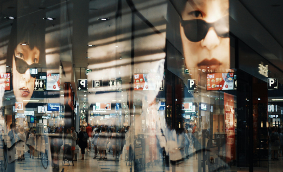 Online shoppen via tweedehands kleding websites | Pexels: Pawel 
