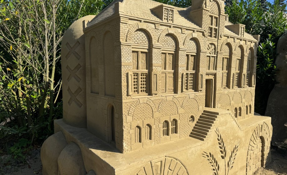 Het eindresultaat van het werk van zandbeeldhouwer Maxim Ganzendam | Foto: BinnensteBuiten