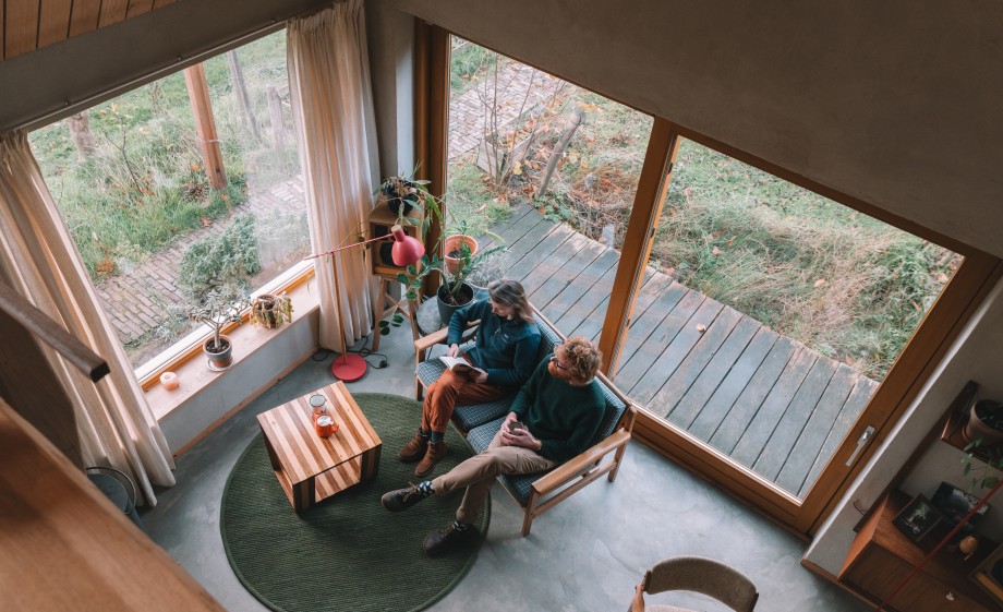 Zelfgebouwd houten huis dichtbij de natuur | Fotografie: Sheena Schouwink