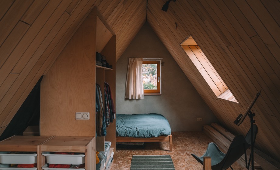 Zelfgebouwd houten huis dichtbij de natuur | Fotografie: Sheena Schouwink