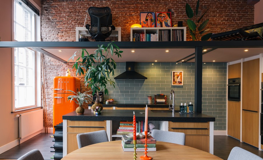 Tamara en Daan wonen in een stijlvol appartement in dit voormalige weeshuis in Den Haag | Fotografie: Roos Eijmers